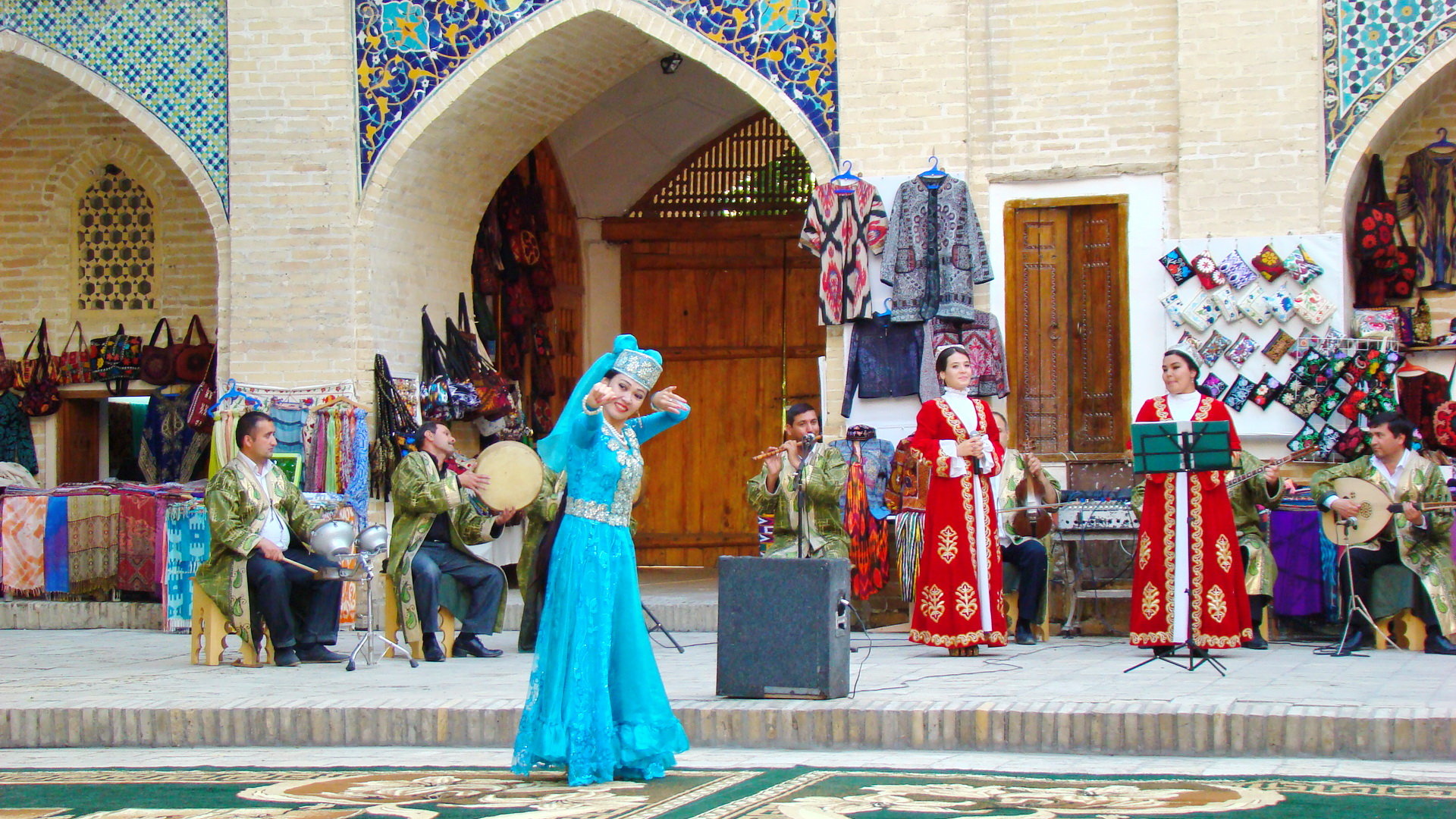 Фольклорное шоу в медресе Надир Диван-беги, Бухара