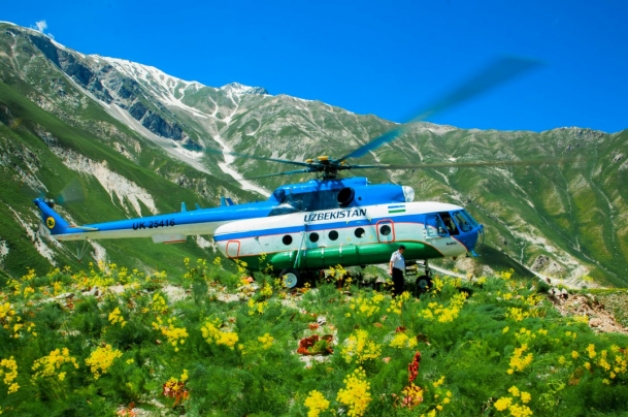 ウズベキスタンのヘリコプターツアー