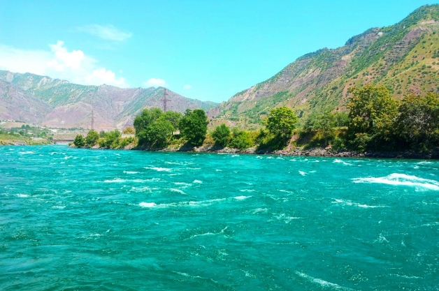 ウズベキスタンの河川。 山の川。
